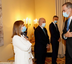 Su Majestad el Rey es saludado por Ana Murillo, secretaria general de la Fundación pro-Rae y gerente de la RAE