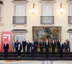 Su Majestad el Rey acompañado de los miembros del Patronato de la Fundación pro-RAE 