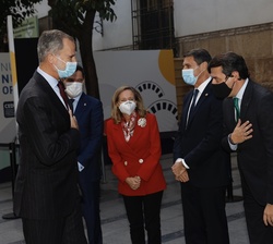 Su Majestad el Rey a su llegada al Palacio de Congresos de Córdoba es recibido por las autoridades