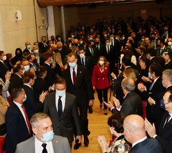 El Rey accede al salón de actos