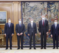 Fotografía de grupo de Don Felipe con el Presidente de Ecuador, el ministro de Asuntos Exteriores, Unión Europea y Cooperación, el ministro de Relacio