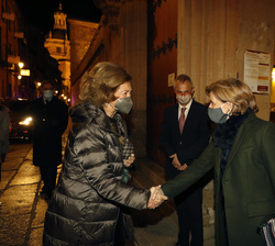 Su Majestad la Reina Doña Sofía es recibida por rector magnífico de la Universidad de Salamanca y la presidenta del Consejo de Administración de Patri