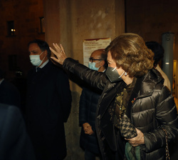 Doña Siofía saluda a los vecinos de Salamanca que la esperaban a su llegada