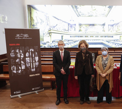 Fotografía de grupo de Doña Sofía con el rector magnífico de la Universidad de Salamanca y la presidenta del Consejo de Administarción de Patrimonio N