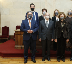 Fotografía de grupo de Su Majestad la Reina Doña Sofía con los miembros de jurado
