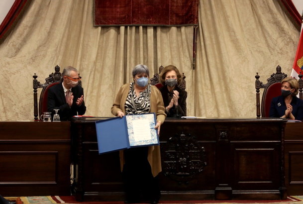 Su Majestad la Reina Doña Sofía tras hacer entrega del Premio Reina Sofía de Poesía Iberoamericana a poeta portuguesa Ana Luísa Amaral