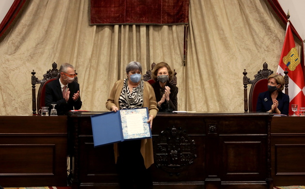 Su Majestad la Reina Doña Sofía tras hacer entrega del Premio Reina Sofía de Poesía Iberoamericana a poeta portuguesa Ana Luísa Amaral