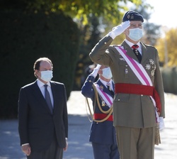 Su Majestad el Rey durante los Honores de Ordenanza tras su llega a la Guardia Real