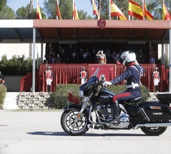 Don Felipe durante el desfile de la Guardia Real 