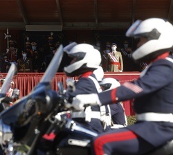 El Rey contempla el desfile al paso de la Sección de Motos de la Guardia Real