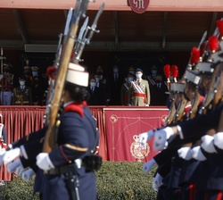 Su Majestad el Rey durante el desfile de los nuevos Guardias Reales