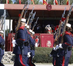 Desfile de los nuevos Guardias Reales ante Su Majestad el Rey
