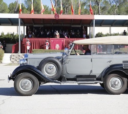 Desfile de vehículos de la Guardia Real
