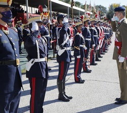 El Rey saluda a los participantes en el desfile de la Guardia Real a su término