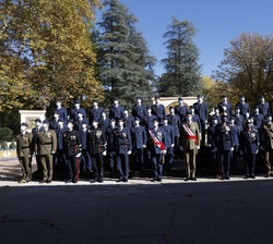 Su Majestad el Rey con los nuevos Guardias Reales