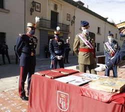 El recibe explicaciones sobre objetos históricos de la Guardia Real
