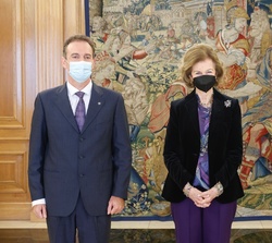 Su Majestad la Reina Doña Sofía juanto a una representación de la Asociación Dignidad y Justicia