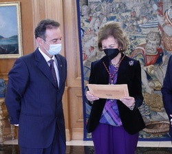 Doña Sofía recibió en el Palacio de La Zarzuela la Medalla de Oro de la Asociación Dignidad y Justicia