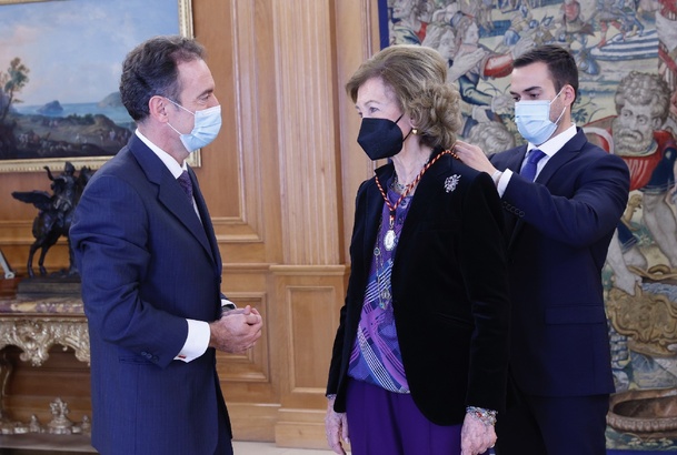 Doña Sofía recibe la Medalla de Oro de la Asociación Dignidad y Justicia