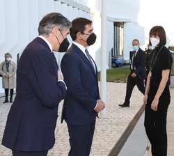 Doña Letizia recibe el saludo de las autoridades