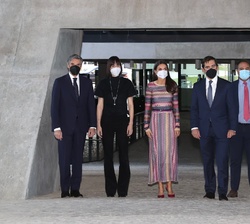 La Reina junto a las autoridades asistentes