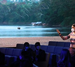 Doña Letizia participa durante la proyección del vídeo “inmersión”