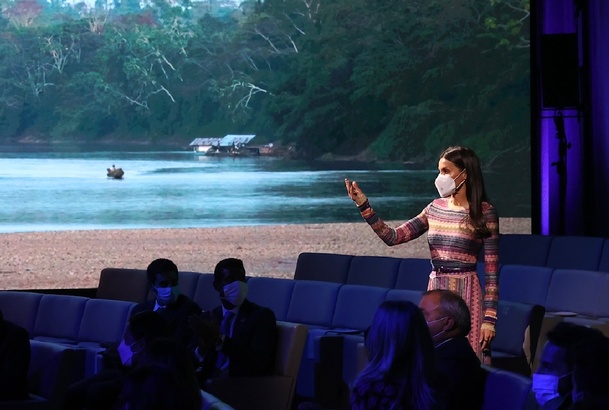 Doña Letizia participa durante la proyección del vídeo “inmersión”