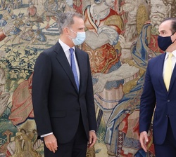 Su Majestad el Rey y el presidente del Banco Interamericano de Desarrollo, Mauricio Claver-Carone