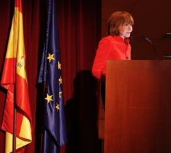 La presidenta del Consejo de Estado, María Teresa Fernández de la Vega, quien pronunció la “laudatio” de la premiada 2019, Inés Alberdi