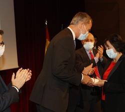 Don Felipe entrega el Premio Nacional de Sociología y Ciencia Política 2019 a Inés Alberdi