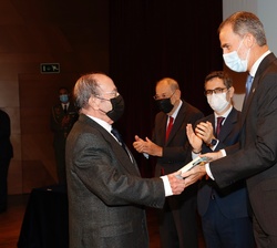 Don Felipe entrega el Premio Nacional de Sociología y Ciencia Política 2020 a Miguel Beltrán