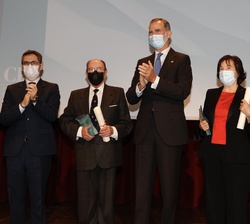 El Rey junto a los galardonados con los Premios Nacionales de Sociología y Ciencia Política 2019 y 2020, Inés Alberdi y Miguel Beltrán