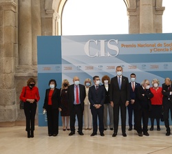 Su Majestad el Rey junto a con autoridades, jurado y premiados 
