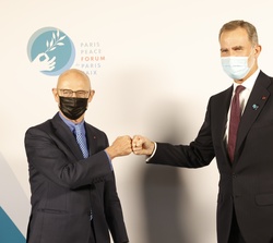 Su Majestad el Rey recibe el saludo del director del Foro de París sobre la Paz, Pascal Lamy