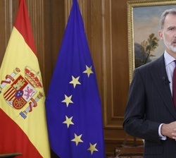 Su Majestad el Rey durante su mensaje en la IV edición del “Foro de París sobre la Paz”