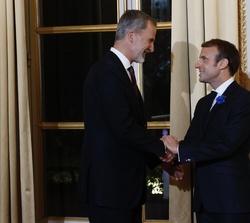 Su Majestad el Rey recibido por el Presidente de la República Francesa, Emmanuel Macron, en el Palacio del Elíseo