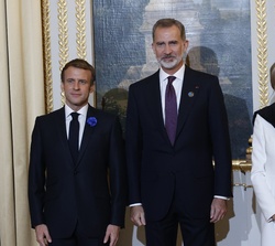 Su Majestad el Rey con Sus Excelencias Emmanuel Macron, Presidente de la República Francesa y la señora Brigitte Macron