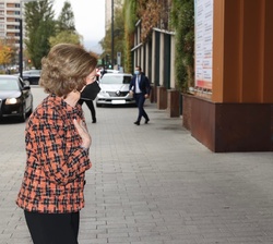 Su Majestad la Reina Doña Sofía es recibida por el delegado del Gobierno en la Comunidad Autónoma del País Vasco, Denis Itxaso