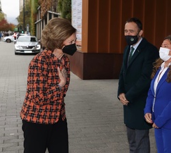 Su Majestad la Reina Doña Sofía es recibida por la directora general de Salud Pública, Pilar Aparicio