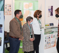 Su Majestad la Reina Doña Sofía durante su visita a los stands