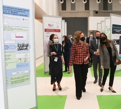 Su Majestad la Reina Doña Sofía recorre los carteles informativos