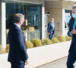 A su llegada, Su Majestad el Rey recibe el saludo del presidente de la Xunta de Galicia, Alberto Núñez Feijóo