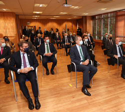Su Majestad el Rey en la Sala de Juntas durante la presentación del Centro de Vigo