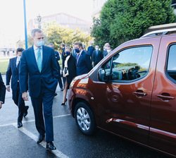 Su Majestad el Rey observa uno de los vehículos eléctricos ligeros durante su visita