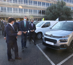 Su Majestad el Rey recibe unas explicaciones ante los modelos expuestos de vehículos eléctricos