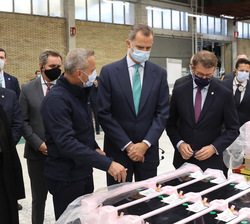 Don Felipe durante su recorrido por los procesos de producción del Taller