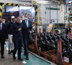 Durante su recorrido, Su Majestad el Rey recibe explicaciones de los distintos procesos que se llevan a cabo en el Taller