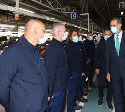 Su Majestad el Rey recibe el saludo de miembros del comité de empresa