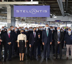 Su Majestad el Rey junto a autoridades, representantes del Comité de Empresa, del Comité de Dirección y una representación de empleados
