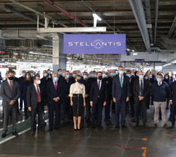 Fotografía de grupo de Su Majestad el Rey junto a autoridades, representantes del Comité de Empresa, del Comité de Dirección y una representación de e